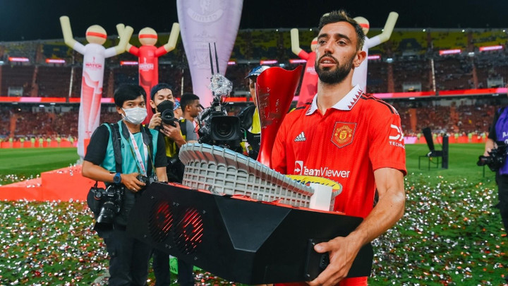 Mải mê giao hữu, Manchester United bỏ quên cúp tại Bangkok - 1