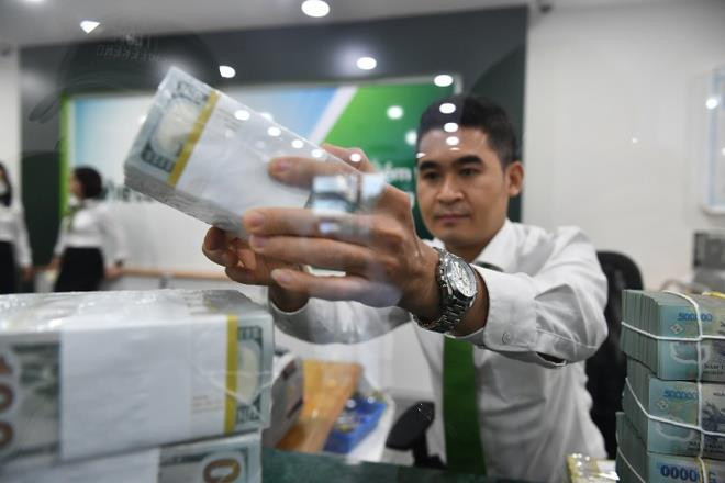 Giá bán USD tự do chạm mốc 24.250 đồng - 1