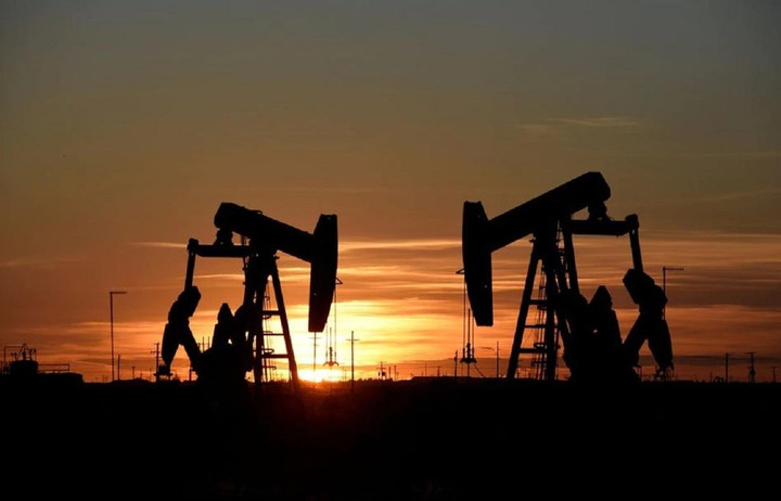 Giá dầu thế giới giảm mạnh, lần đầu tiên trong 3 tháng lùi về 95 USD/thùng - 1