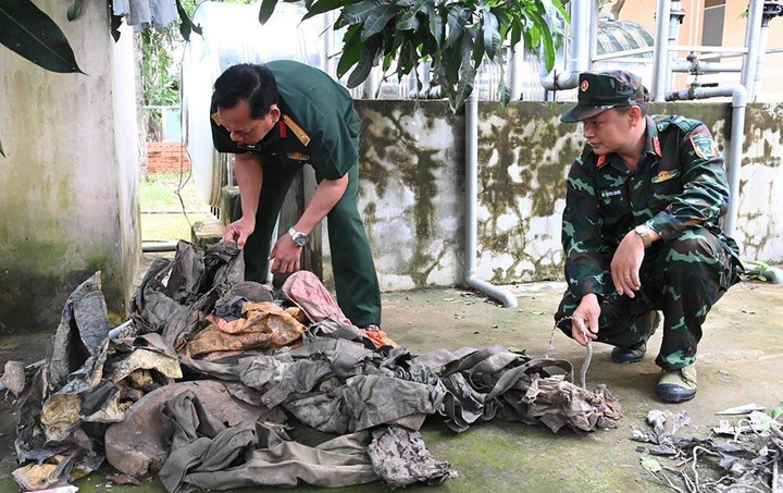 Xác máy bay cùng dù phi công dưới ao nuôi tôm ở Trà Vinh - 2