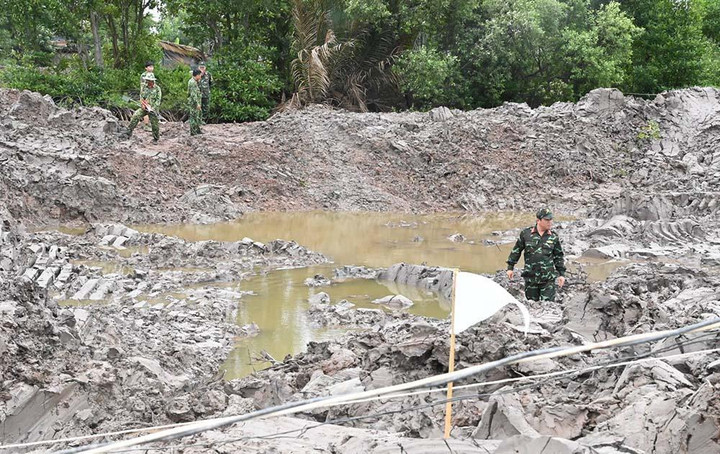 Xác máy bay cùng dù phi công dưới ao nuôi tôm ở Trà Vinh - 1
