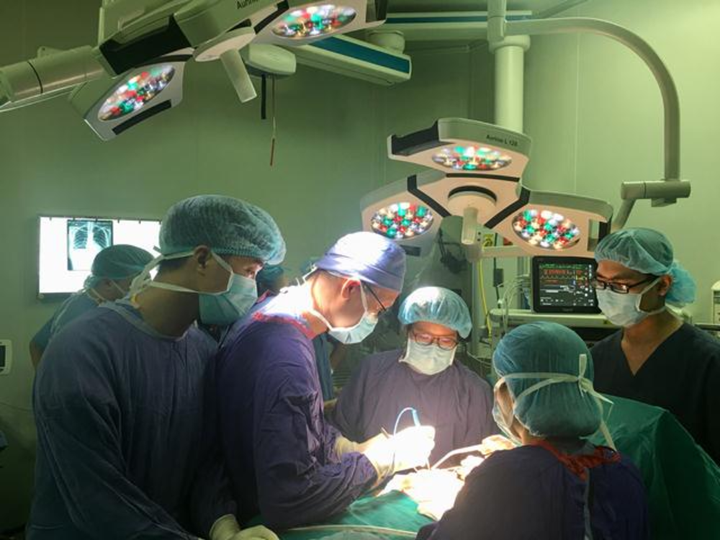 Thiếu nữ khốn khổ vì ngực to gấp 5-6 lần bình thường - 1