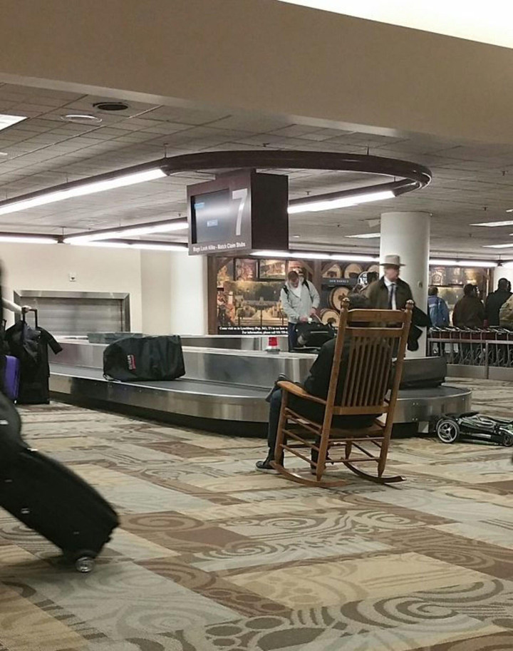 Muôn kiểu hành động ngớ ngẩn của hành khách bị bắt gặp ở sân bay - 8