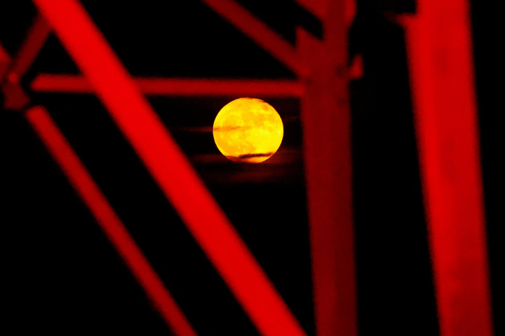 Mãn nhãn với siêu trăng hươu đực lớn và sáng nhất trong năm - 9