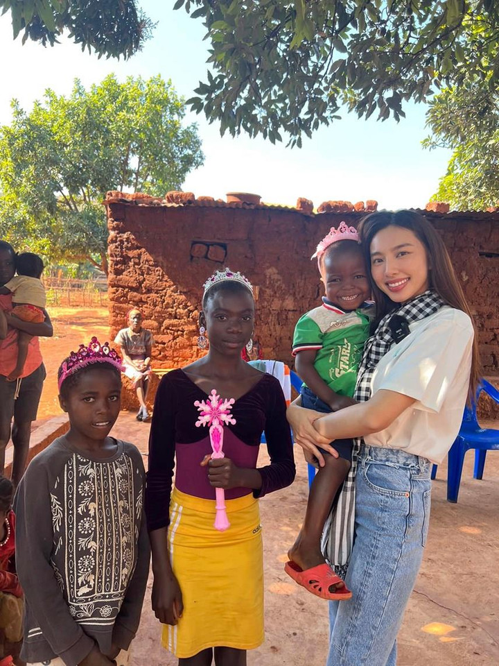 Video Hoa hậu Thùy Tiên dạy em bé Angola hát tiếng Việt gây sốt mạng - 3