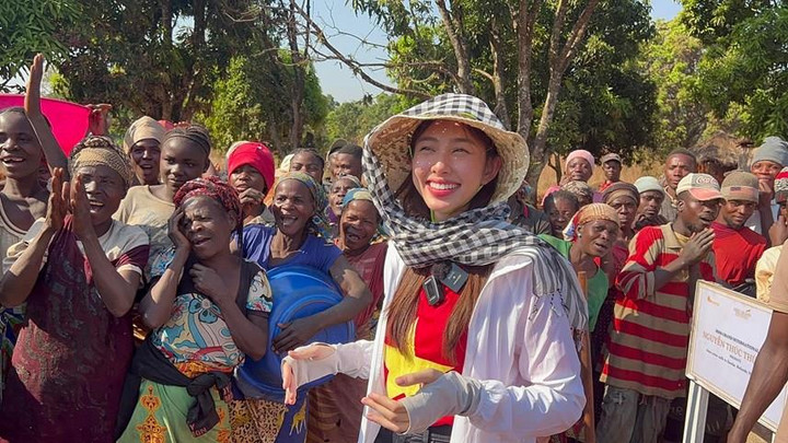 Video Hoa hậu Thùy Tiên dạy em bé Angola hát tiếng Việt gây sốt mạng - 5