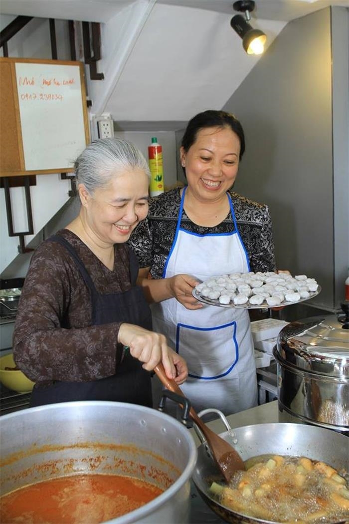 Cuộc sống tu hành của 'huyền thoại bếp Việt' Nguyễn Dzoãn  Cẩm Vân  - 1