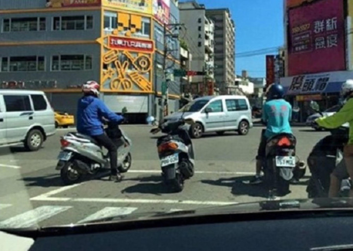 Bi hài những pha dừng đèn đỏ lạ lùng khiến người đi đường không thể không nhìn - 3