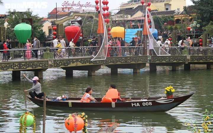 Sau phàn nàn của du khách, Hội An niêm yết giá dịch vụ ghe bơi trên sông Hoài - 1