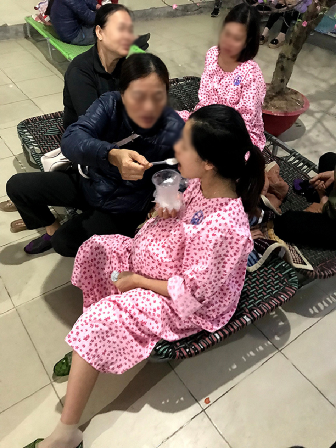 Cử chỉ gây chú ý của mẹ chồng khi đưa con dâu vào viện lúc con trai vắng nhà - 1