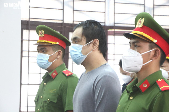 Tài xế Mercedes tông nữ tiếp viên hàng không được giảm 6 tháng tù - 1