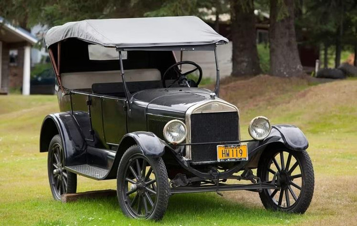 Bộ sưu tập xe đồ sộ của người giàu nhất thế giới Elon Musk - 7