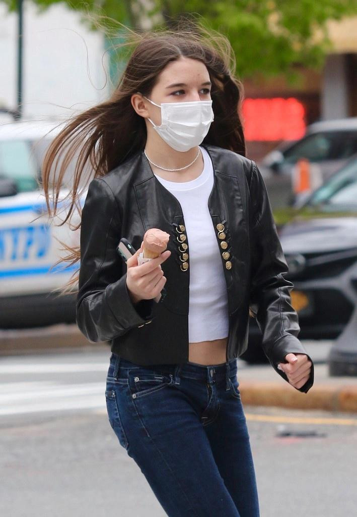 Con gái Tom Cruise ngày càng gợi cảm - 14