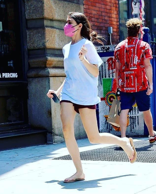 Con gái Tom Cruise ngày càng gợi cảm - 17