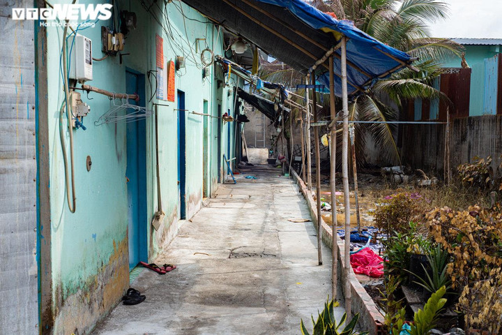 Nhiều người trả phòng, rời nhà tìm nơi ở tạm sau vụ cháy kho hóa chất ở TP.HCM - 7