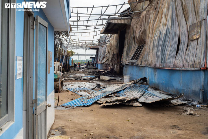 Nhiều người trả phòng, rời nhà tìm nơi ở tạm sau vụ cháy kho hóa chất ở TP.HCM - 3