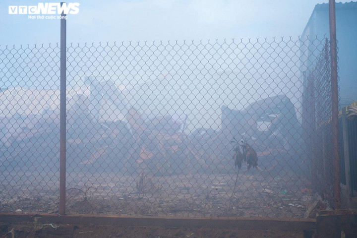 Nhiều người trả phòng, rời nhà tìm nơi ở tạm sau vụ cháy kho hóa chất ở TP.HCM - 8