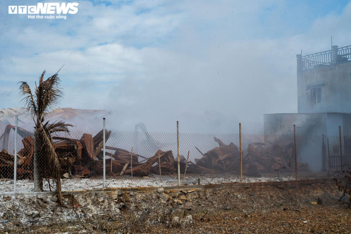 Nhiều người trả phòng, rời nhà tìm nơi ở tạm sau vụ cháy kho hóa chất ở TP.HCM - 11