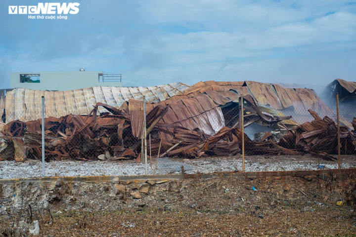 Nhiều người trả phòng, rời nhà tìm nơi ở tạm sau vụ cháy kho hóa chất ở TP.HCM - 2