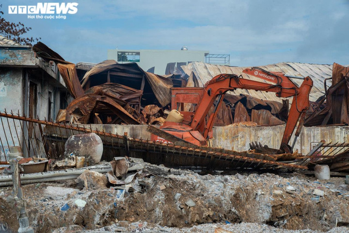 Nhiều người trả phòng, rời nhà tìm nơi ở tạm sau vụ cháy kho hóa chất ở TP.HCM - 9