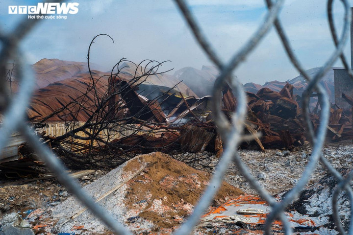 Nhiều người trả phòng, rời nhà tìm nơi ở tạm sau vụ cháy kho hóa chất ở TP.HCM - 6