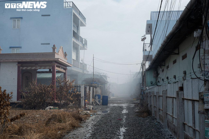 Nhiều người trả phòng, rời nhà tìm nơi ở tạm sau vụ cháy kho hóa chất ở TP.HCM - 5