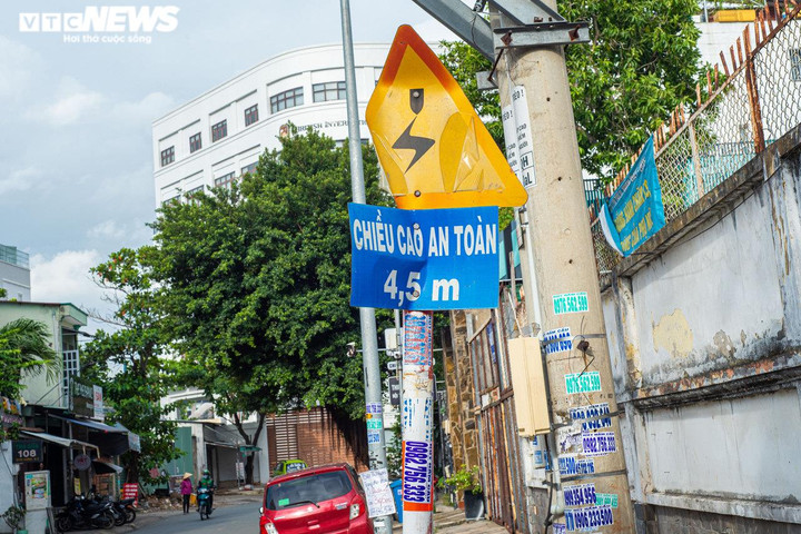 Không hỏng cũng 'núp' lùm cây, nhiều biển báo ở TP.HCM đánh đố người đi đường - 9