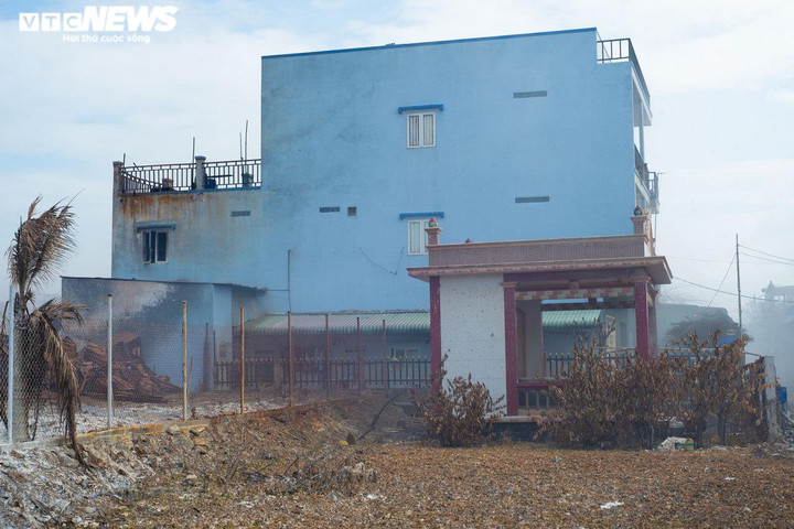 Nhiều người trả phòng, rời nhà tìm nơi ở tạm sau vụ cháy kho hóa chất ở TP.HCM - 4