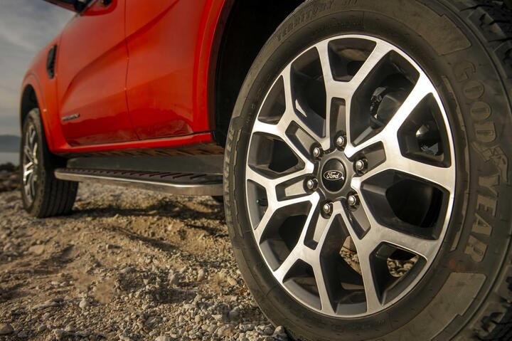 Ford Everest thế hệ mới: Tài sắc vẹn toàn - 8
