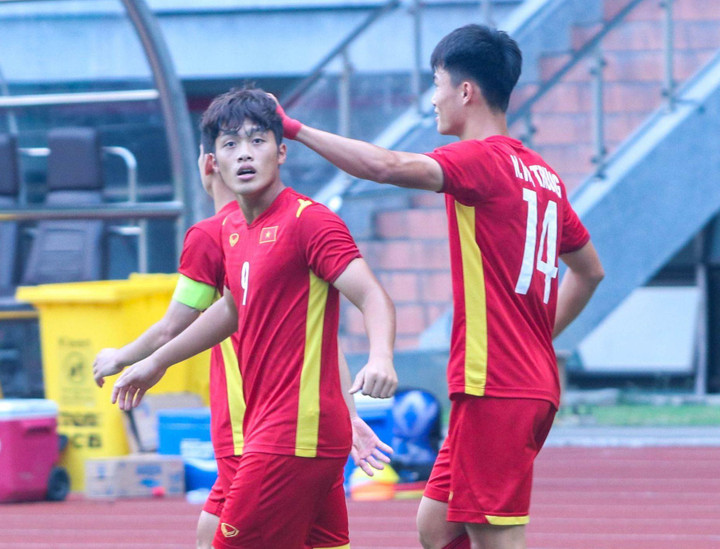 U19 Việt Nam nhận thưởng nóng sau khi đánh bại U19 Thái Lan - 1