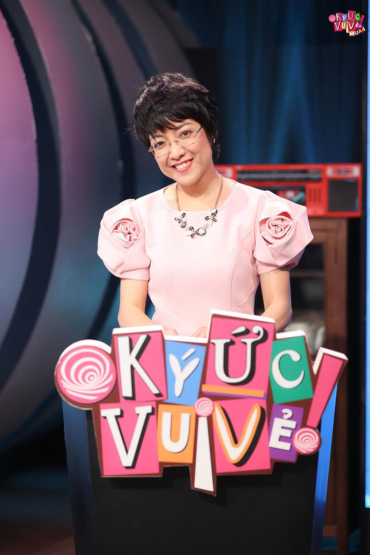 NSND Tự Long bế bổng nhạc sĩ Giáng Son trên truyền hình - 2