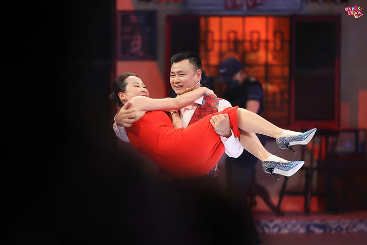 NSND Tự Long bế bổng nhạc sĩ Giáng Son trên truyền hình - 3