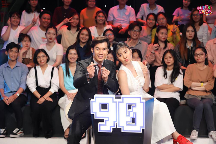 NSND Tự Long bế bổng nhạc sĩ Giáng Son trên truyền hình - 6