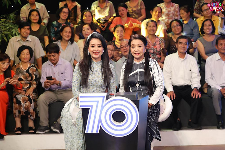 NSND Tự Long bế bổng nhạc sĩ Giáng Son trên truyền hình - 1