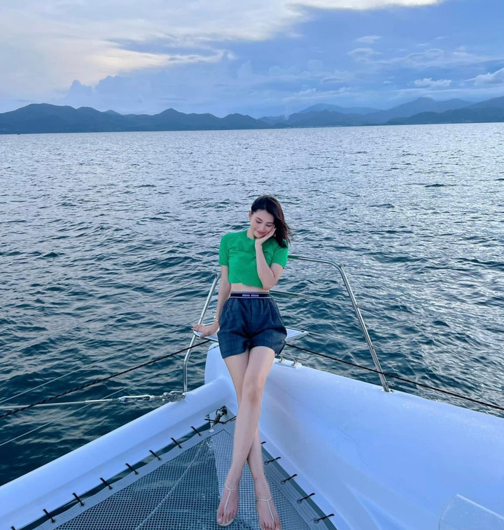 Mặt mộc trong veo, đẹp động lòng người của Hoa hậu Tiểu Vy - 5