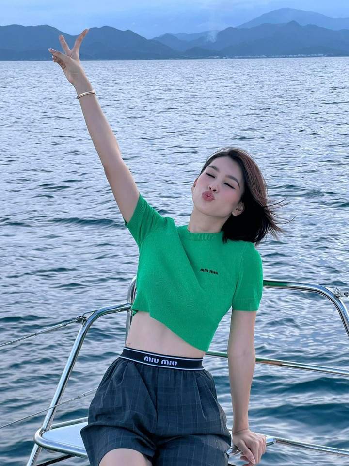 Mặt mộc trong veo, đẹp động lòng người của Hoa hậu Tiểu Vy - 6