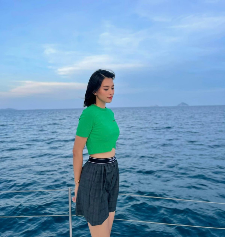 Mặt mộc trong veo, đẹp động lòng người của Hoa hậu Tiểu Vy - 7