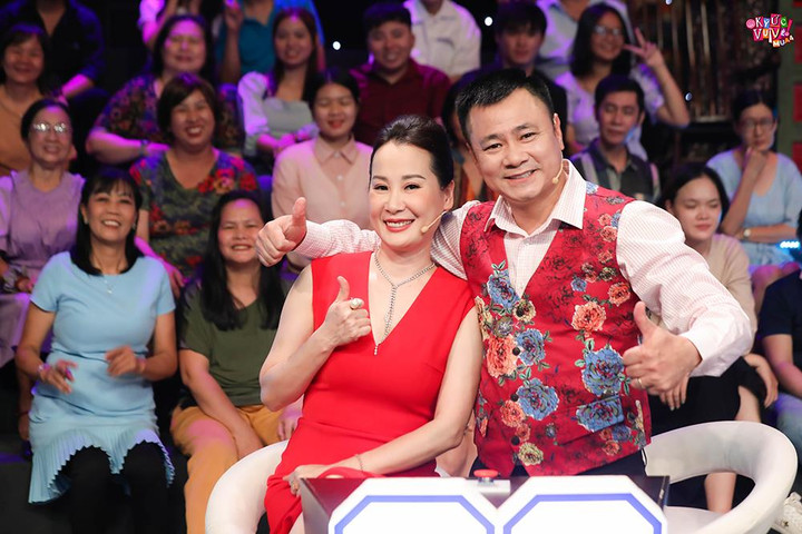 NSND Tự Long bế bổng nhạc sĩ Giáng Son trên truyền hình - 4