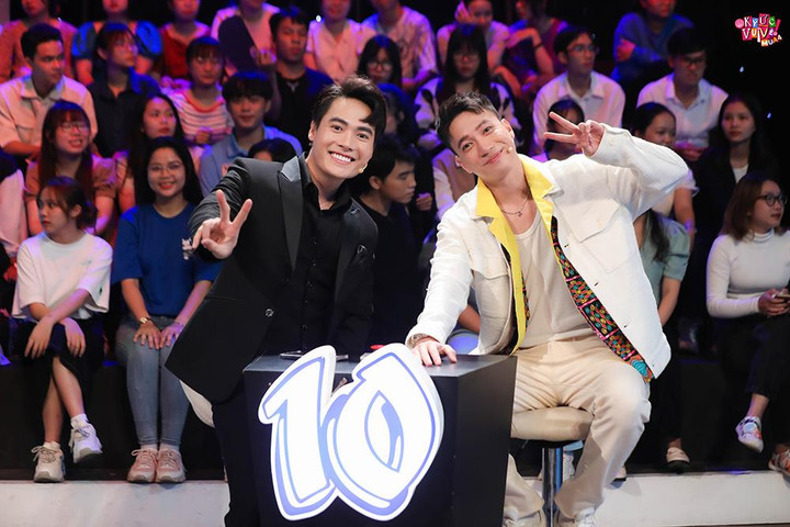 NSND Tự Long bế bổng nhạc sĩ Giáng Son trên truyền hình - 5