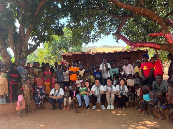 Hoa hậu Thùy Tiên: Mang cả trái tim của người Việt lan tỏa đến vùng đất châu Phi - 1