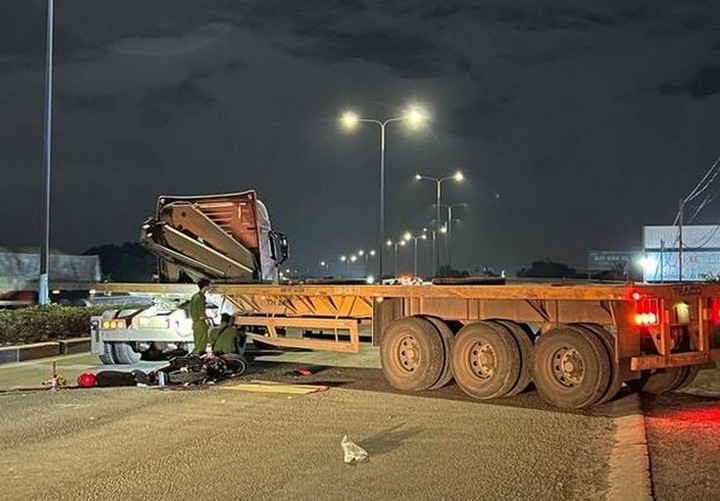 Nam thanh niên chết tại chỗ sau cú tông giữa xe máy và container - 1