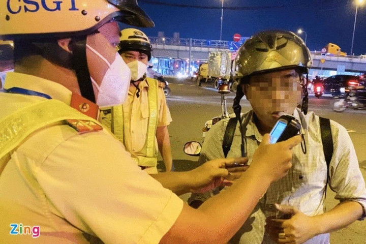 Tài xế vi phạm nồng độ cồn ở TP.HCM: 'Không nhậu, anh em không nể' - 1