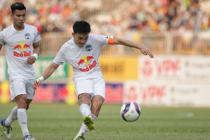 Trực tiếp bóng đá CLB TP.HCM 0-2 HAGL: Bùi Tiến Dũng mắc sai lầm - 10