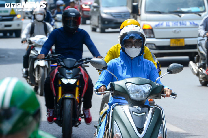 Thời tiết ngày 16/7: Bắc Bộ trời chuyển nắng, Nam Bộ mưa dông - 1