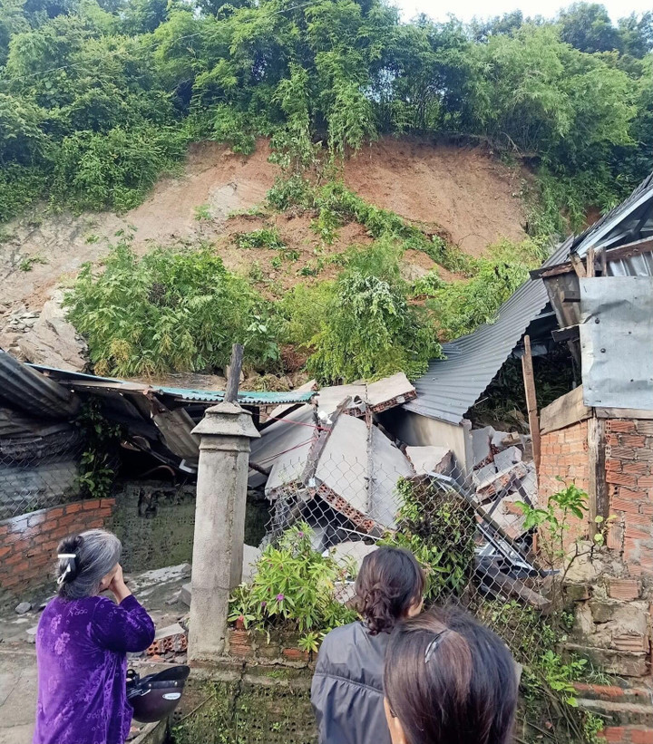 Sạt lở đất vùi lấp nhà dân ở Đắk Lắk, 4 người bị thương nặng - 1