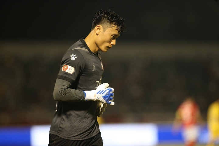 Trực tiếp bóng đá CLB TP.HCM 0-2 HAGL: Bùi Tiến Dũng mắc sai lầm - 1