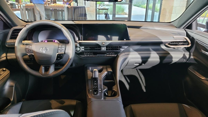 Toyota Crown 2023, chiếc sedan phong cách crossover có gì đặc biệt? - 3