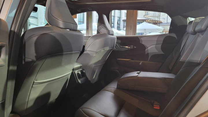 Toyota Crown 2023, chiếc sedan phong cách crossover có gì đặc biệt? - 4