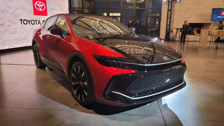 Toyota Crown 2023, chiếc sedan phong cách crossover có gì đặc biệt? - 7