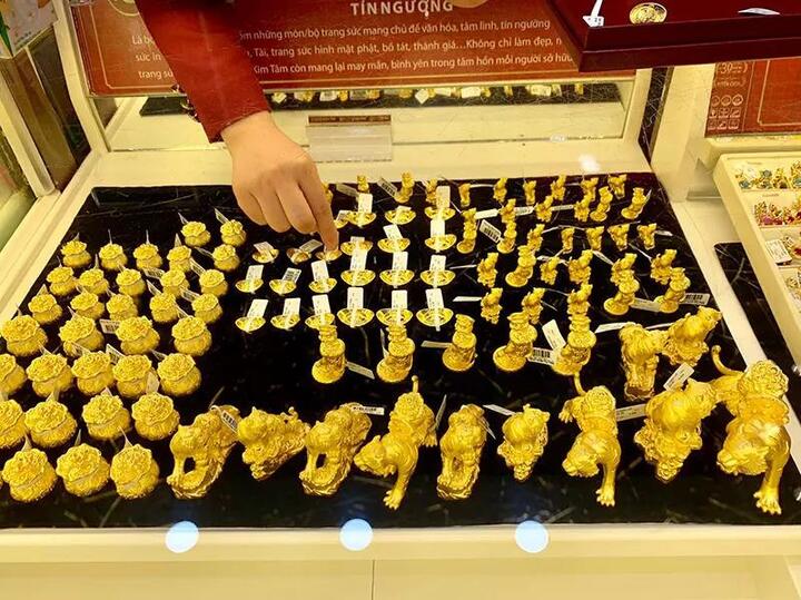Chứng khoán gãy, tiền ảo đổ, dân đầu tư vàng lo sợ - 1